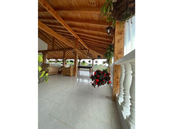 Casa de 7 alcobas en venta en Guarne, 1150 m² · foto 2 de 21
