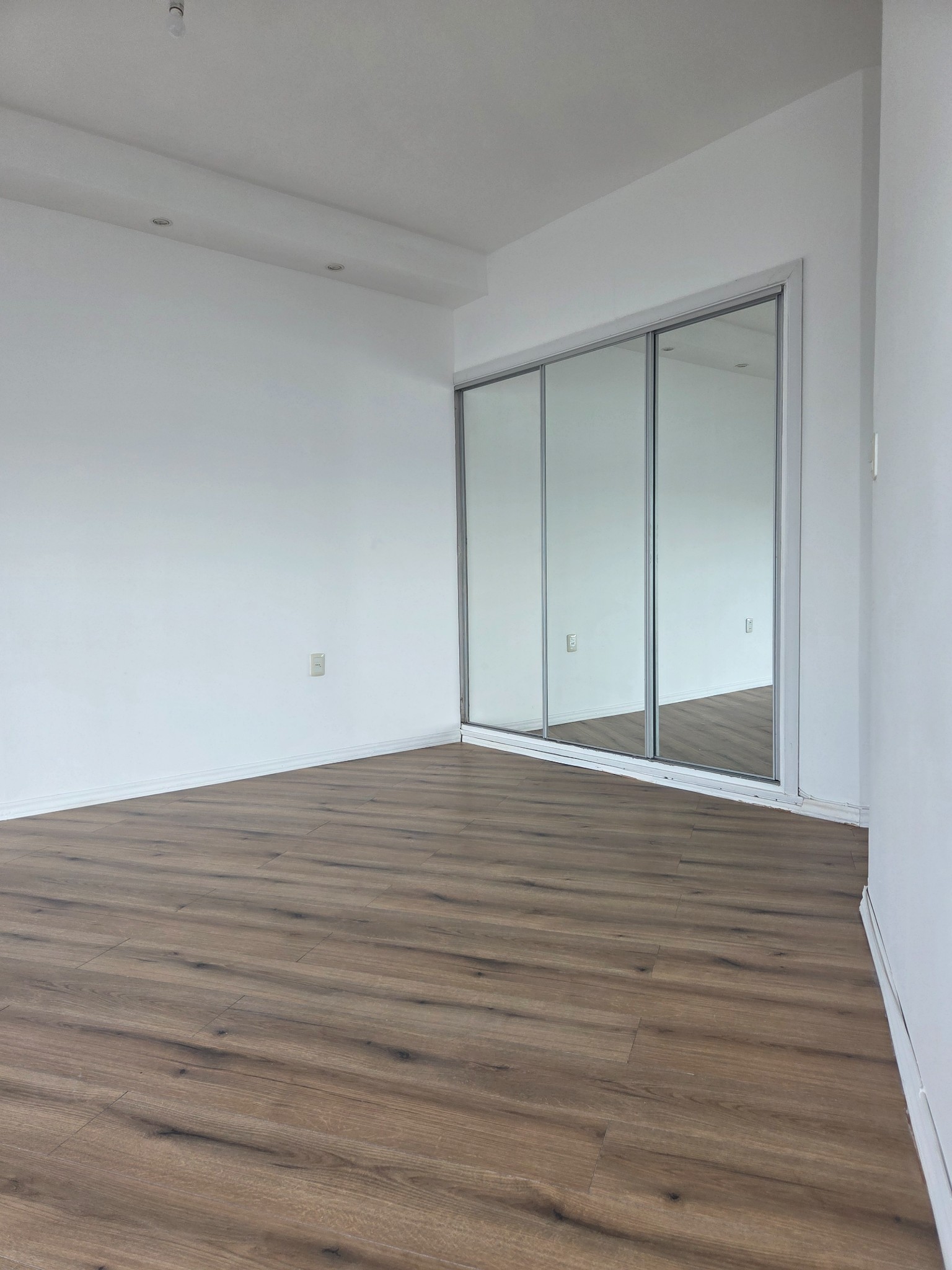 Exclusivo Apartamento de Lujo en Rambla de Pocitos: 3 Dormitorios, 2 Baños, Garage y Vistas Panorámicas Inigualables. · Foto 9