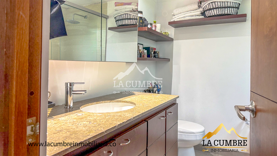 Casa de 3 alcobas en arriendo en Loma Benedictinos, Envigado, 200 m² · foto 11 de 14