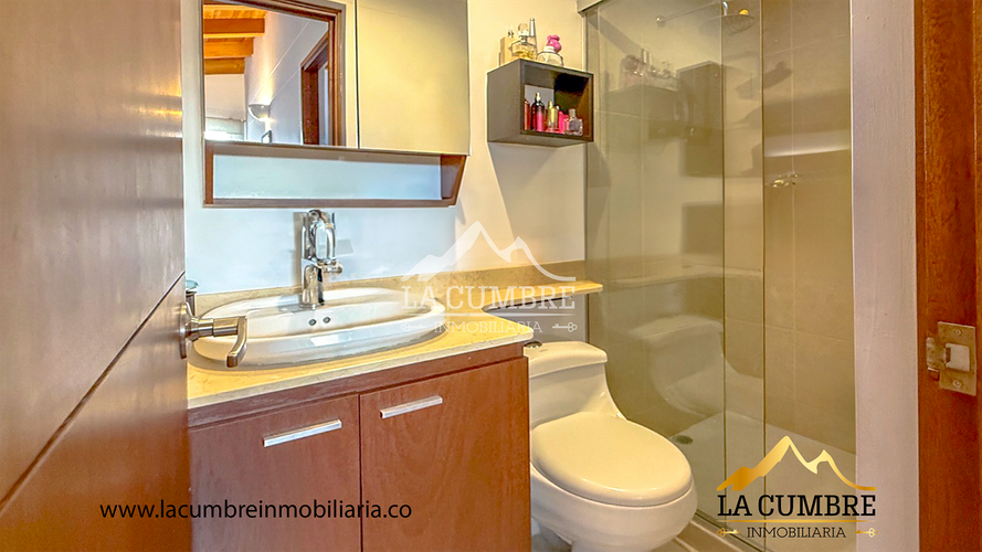 Casa de 3 alcobas en arriendo en Loma Benedictinos, Envigado, 200 m² · foto 13 de 14