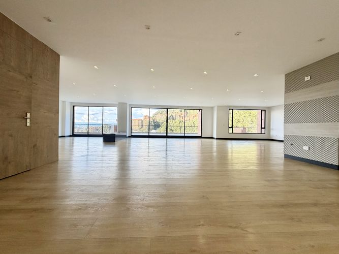 Apartamento de 4 alcobas en venta en Santa Barbara Alta, Bogotá, 455 m² · foto 2 de 22