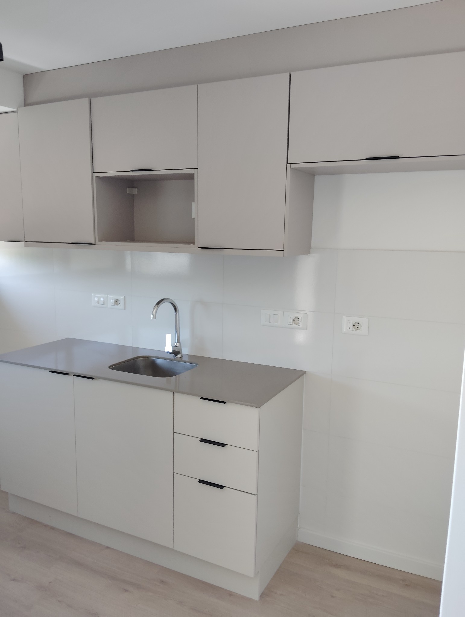 VENTA DE APARTAMENTO A ESTRENAR DE 1 DORMITORIO PISO 4 O 7 AL FRENTE CON BALCON LINDO DE FINAS TERMINACIONES - Więcej