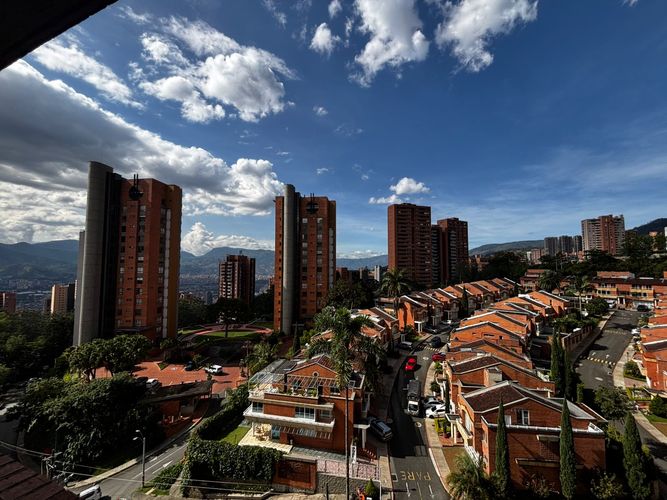 Apartamento de 3 alcobas en arriendo en El Poblado, Medellín, 242 m² · foto 2 de 20