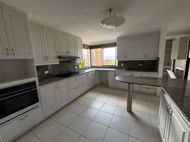 Apartamento de 3 alcobas en arriendo en El Poblado, Medellín, 242 m² · foto 4 de 20