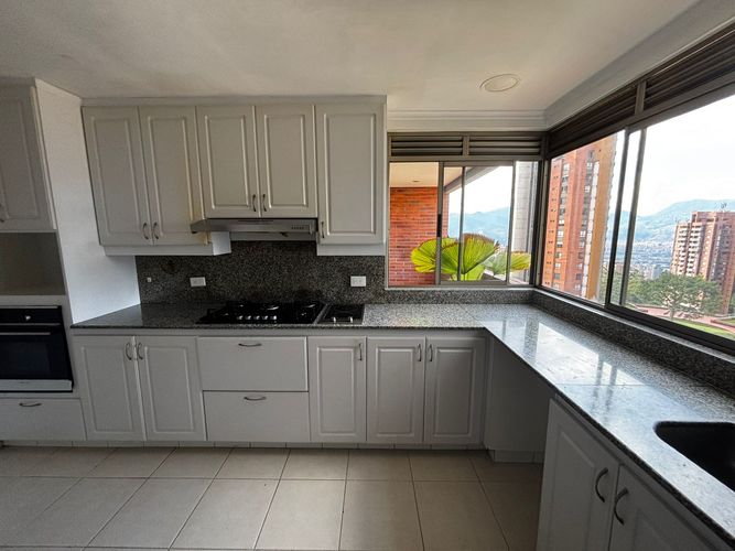Apartamento de 3 alcobas en arriendo en El Poblado, Medellín, 242 m² · foto 5 de 20