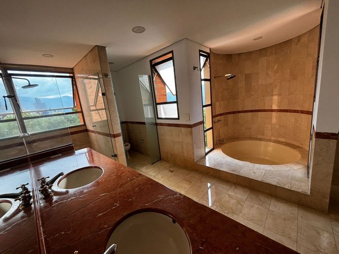 Apartamento de 3 alcobas en arriendo en El Poblado, Medellín, 242 m² · foto 8 de 20