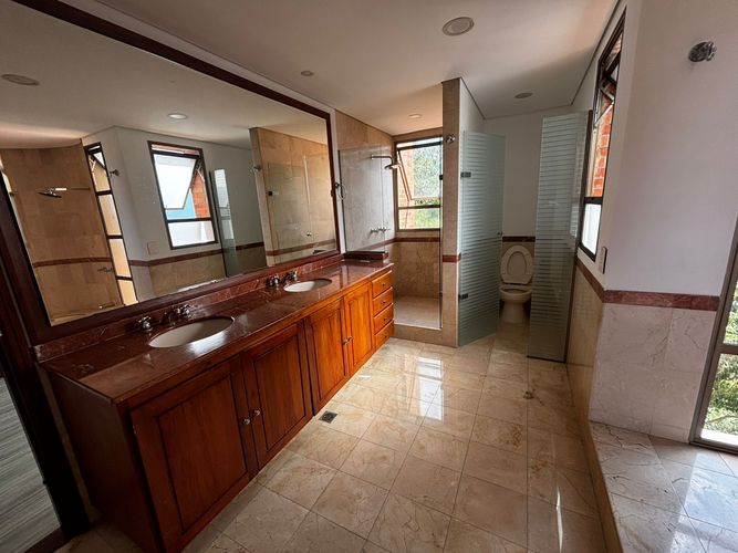 Apartamento de 3 alcobas en arriendo en El Poblado, Medellín, 242 m² · foto 11 de 20