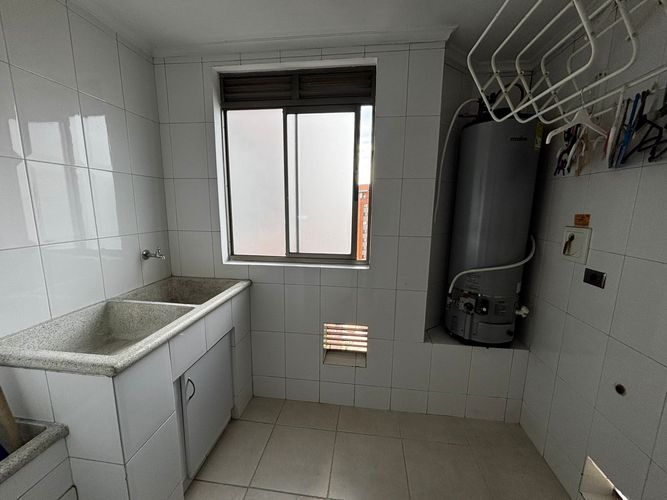 Apartamento de 3 alcobas en arriendo en El Poblado, Medellín, 242 m² · foto 12 de 20