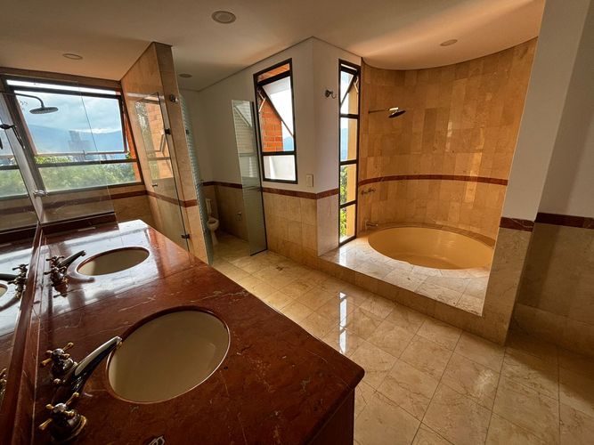 Apartamento de 3 alcobas en arriendo en El Poblado, Medellín, 242 m² · foto 17 de 20