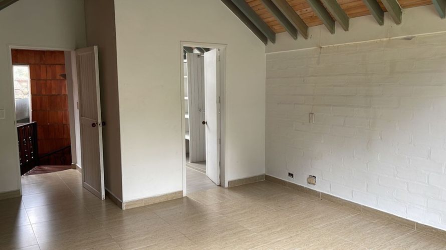 Finca en arriendo en Santa Elena, El Retiro, 470 m² · foto 2 de 7