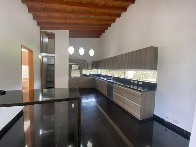 Casa de 4 alcobas en venta en Guayabito, Rionegro, 1550 m² · foto 4 de 9