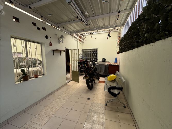 Casa de 5 alcobas en venta en La Camelia, Bogotá, 200 m² · foto 2 de 19