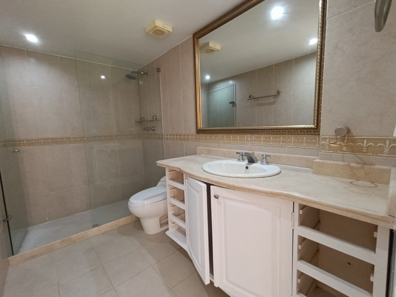 Casa en arriendo en El Poblado, Medellín · foto 7 de 18