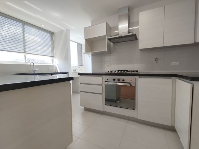 Apartamento de 2 alcobas en arriendo en Conquistadores, Medellín, 117 m² · foto 2 de 20