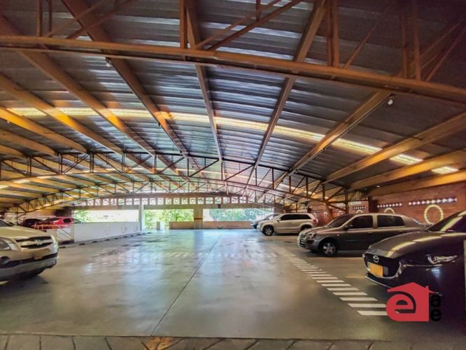 Bodega en arriendo en Boston, Medellín, 1200 m² · foto 2 de 7
