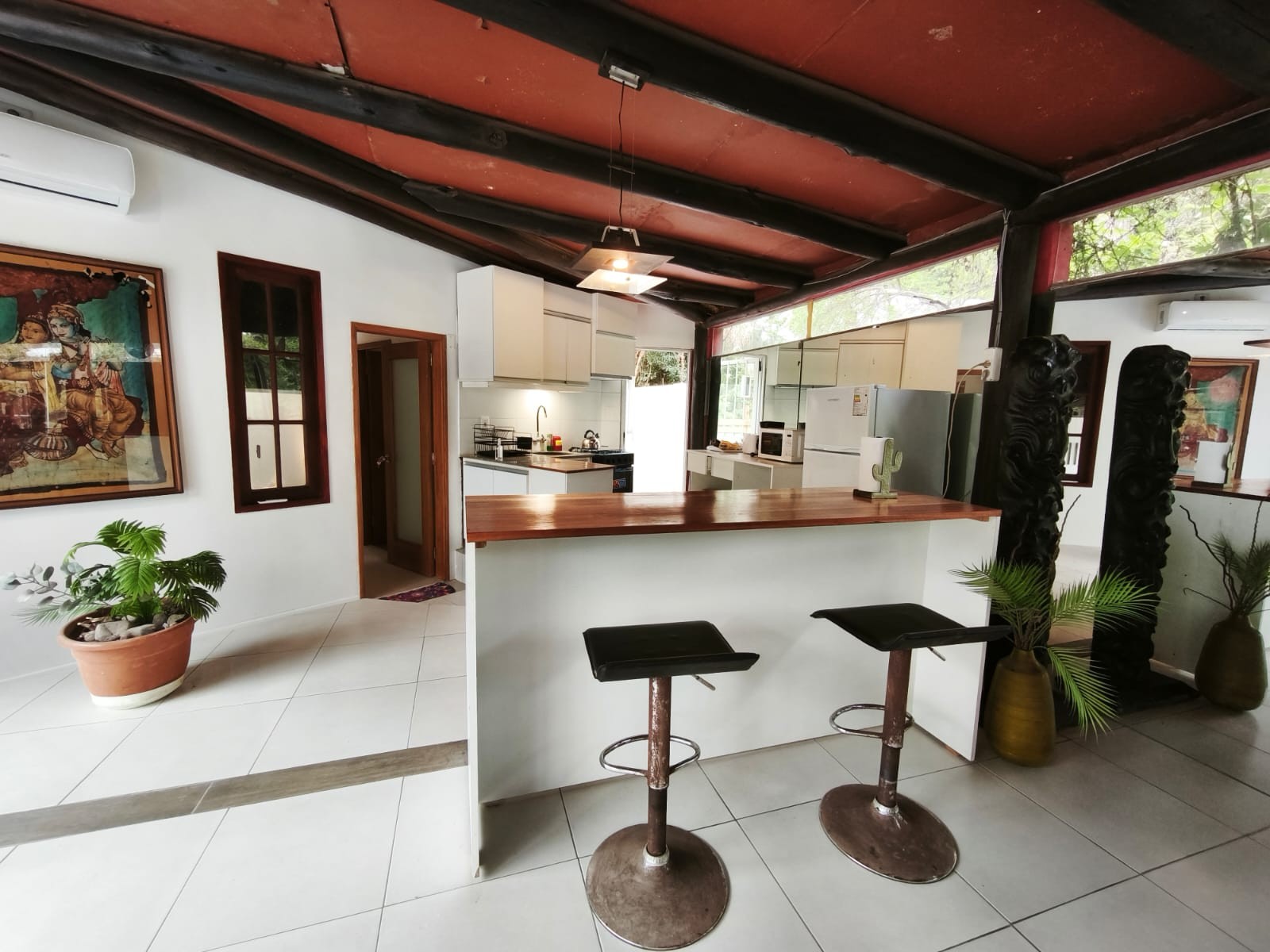 Alquiler Casa 2 dormitorios 2 baños Pinar Sur Piscina climatizada interior Gran living comedor Parrillero Terreno cercado Cochera · Foto 5