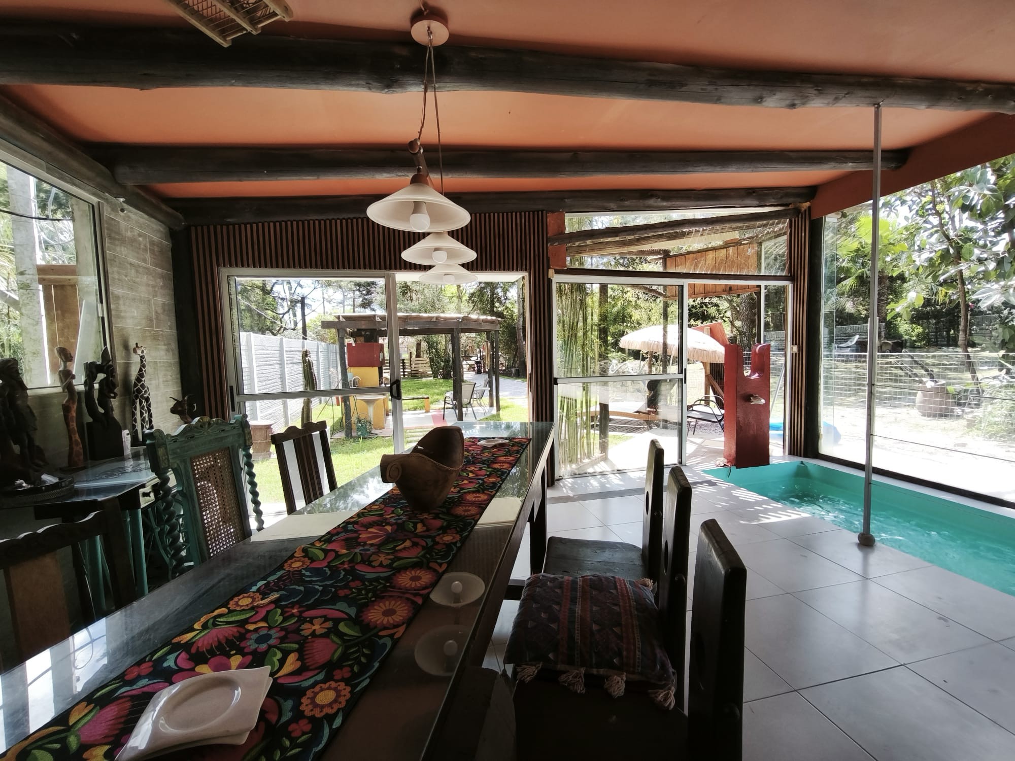 Alquiler Casa 2 dormitorios 2 baños Pinar Sur Piscina climatizada interior Gran living comedor Parrillero Terreno cercado Cochera