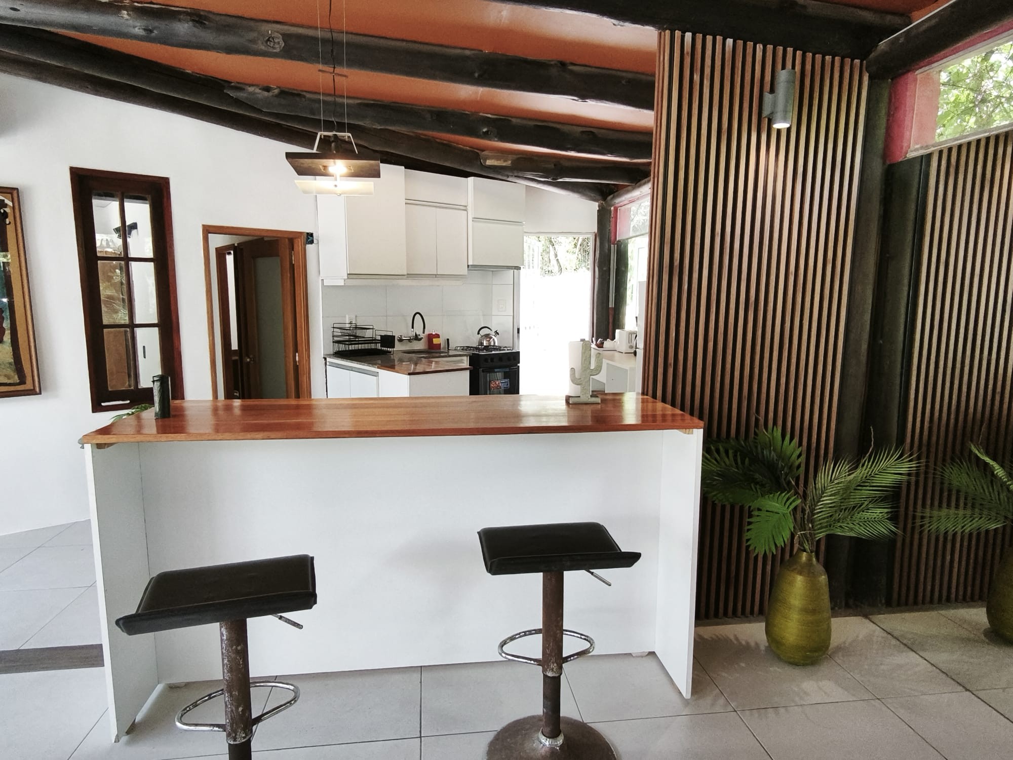 Alquiler Casa 2 dormitorios 2 baños Pinar Sur Piscina climatizada interior Gran living comedor Parrillero Terreno cercado Cochera · Foto 6