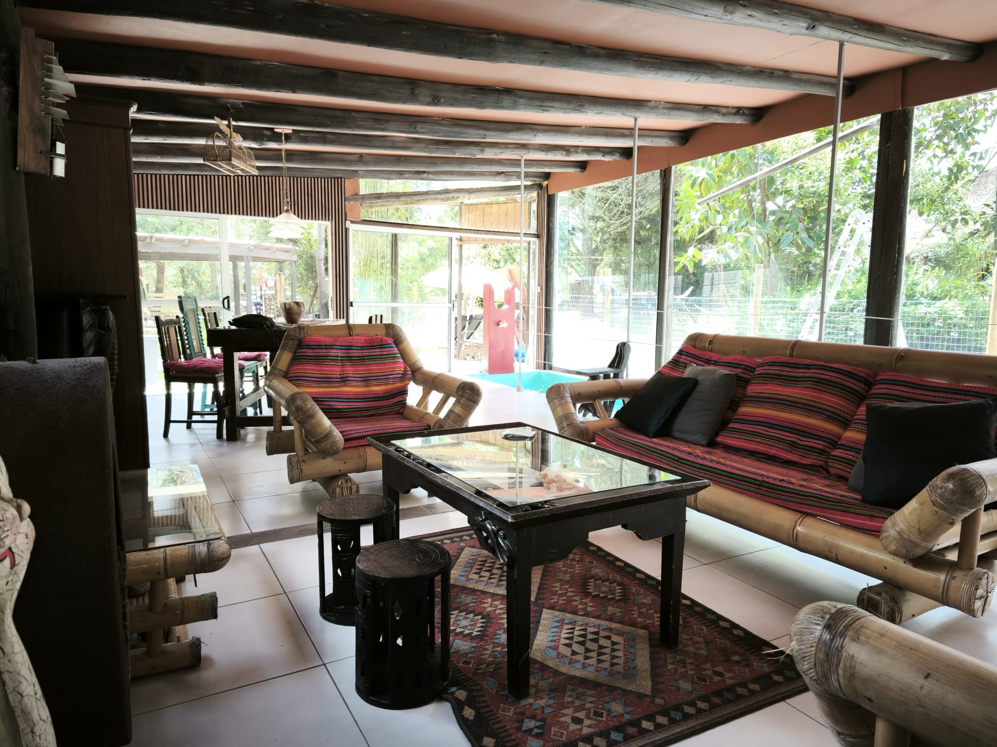 Alquiler Casa 2 dormitorios 2 baños Pinar Sur Piscina climatizada interior Gran living comedor Parrillero Terreno cercado Cochera · Foto 2
