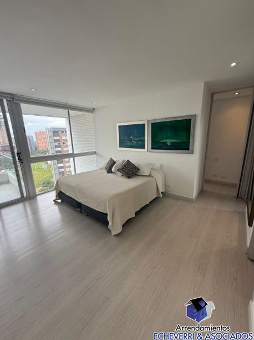 Apartamento de 3 alcobas en arriendo en Los Balsos, Medellín, 183 m² · foto 3 de 13
