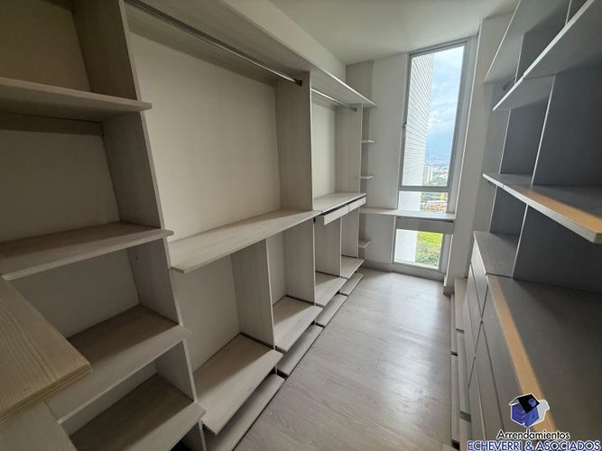 Apartamento de 3 alcobas en arriendo en Los Balsos, Medellín, 183 m² · foto 9 de 13