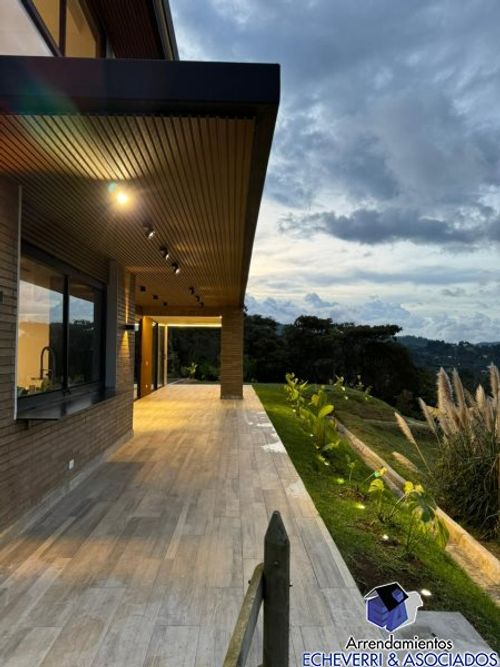 Casa de 3 alcobas en venta en Loma Del Escobero, Envigado · foto 2 de 18