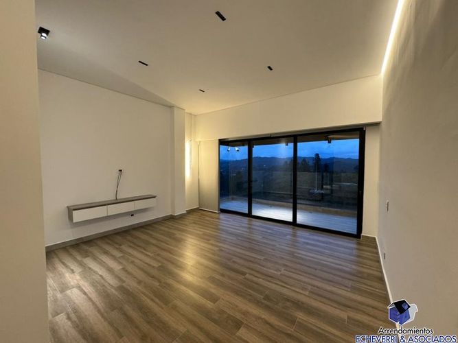 Casa de 3 alcobas en venta en Loma Del Escobero, Envigado · foto 10 de 18