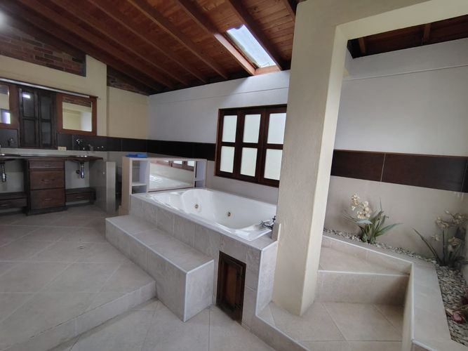 Casa de 3 alcobas en venta en Vereda La Doctora, Sabaneta, 450 m² · foto 9 de 19