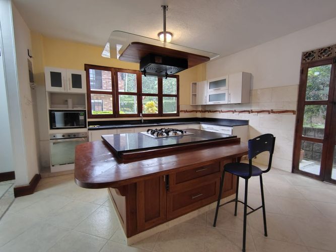Casa de 3 alcobas en venta en Vereda La Doctora, Sabaneta, 450 m² · foto 11 de 19