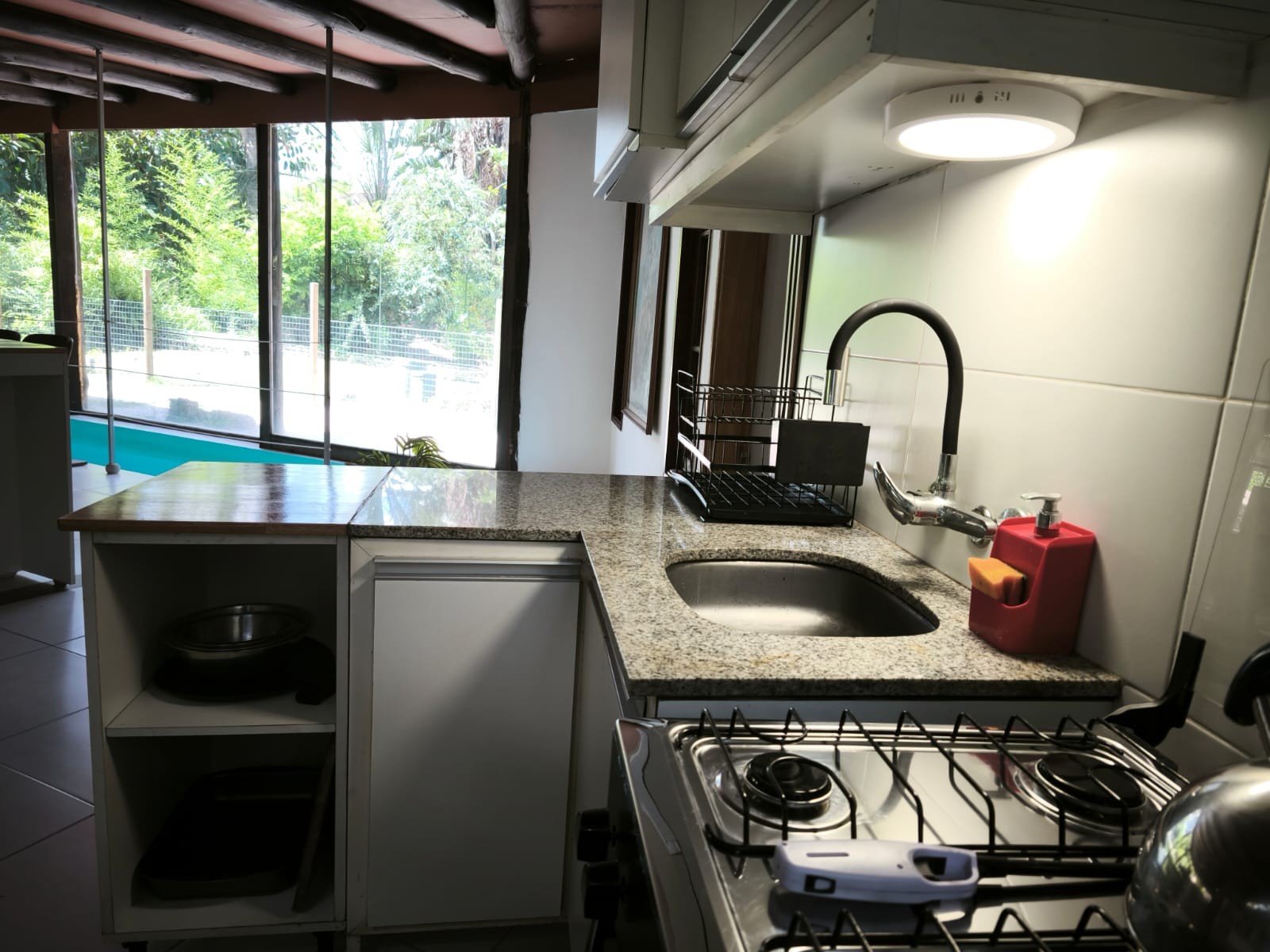 Alquiler Casa 2 dormitorios 2 baños Pinar Sur Piscina climatizada interior Gran living comedor Parrillero Terreno cercado Cochera · Foto 9