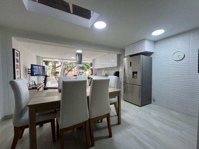 Casa de 3 alcobas en arriendo en Los Almendros, Envigado, 170 m² · foto 2 de 13