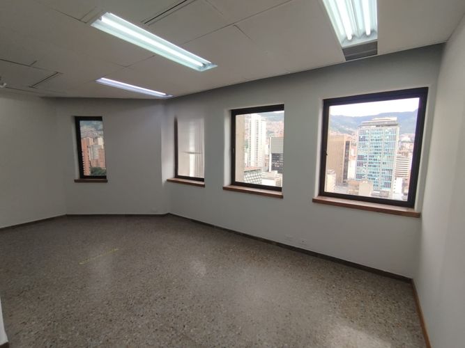 Oficina en arriendo en La Candelaria, Medellín, 76 m² · foto 2 de 10