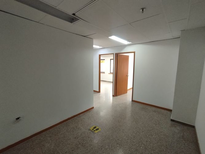 Oficina en arriendo en La Candelaria, Medellín, 76 m² · foto 3 de 10