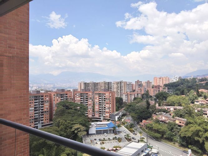 Apartamento de 3 alcobas en arriendo en Loma Del Escobero, Envigado, 90 m² · foto 3 de 18