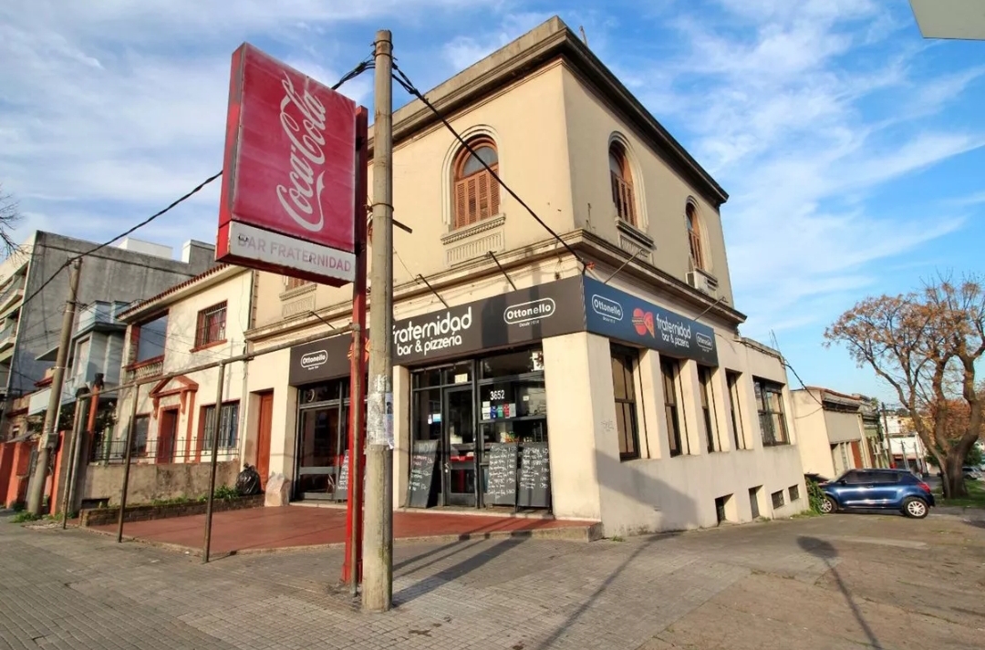 VENDO CASA PU 2D, C/LOCAL Y GARAJE.