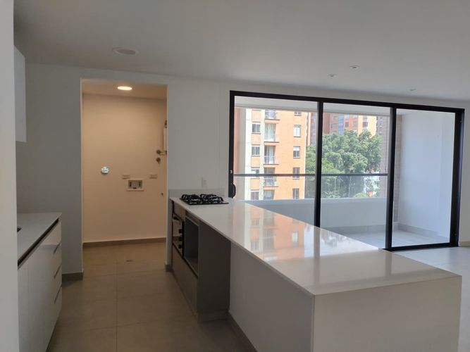 Apartamento de 2 alcobas en arriendo en El Poblado, Medellín, 112 m² · foto 2 de 16