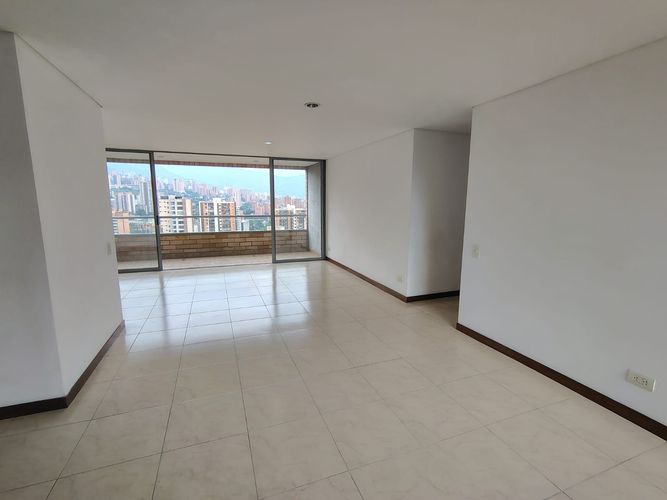 Apartamento de 3 alcobas en arriendo en El Poblado, Medellín, 132 m² · foto 2 de 19