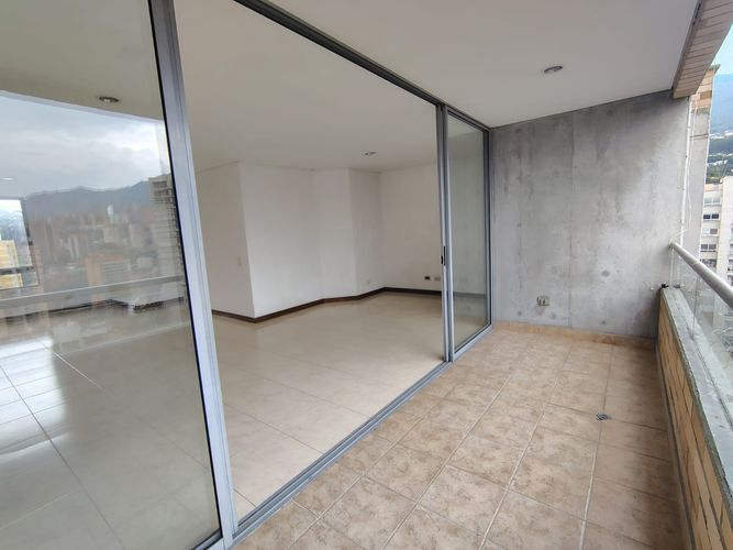 Apartamento de 3 alcobas en arriendo en El Poblado, Medellín, 132 m² · foto 3 de 19