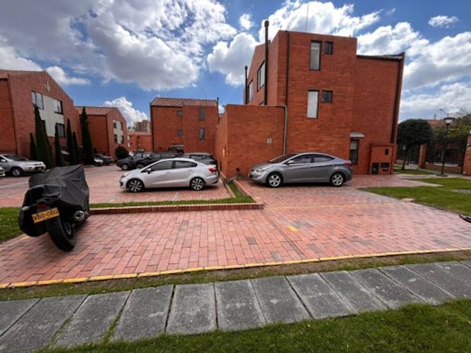 Casa en venta en Portales Del Norte, Bogotá · foto 2 de 17
