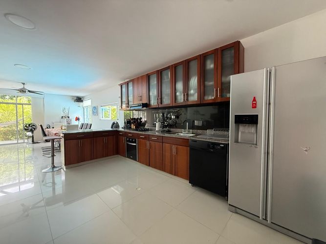 Casa de 5 alcobas en venta en Julio Campos Gonzalez, Girardot, 218 m² · foto 2 de 24
