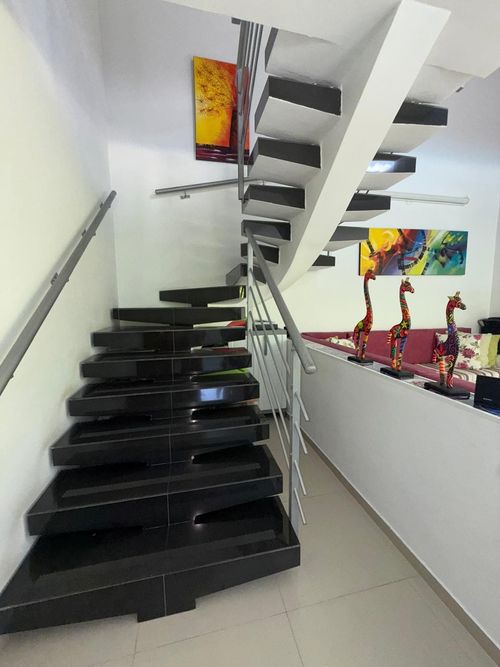 Casa de 5 alcobas en venta en Julio Campos Gonzalez, Girardot, 218 m² · foto 7 de 24