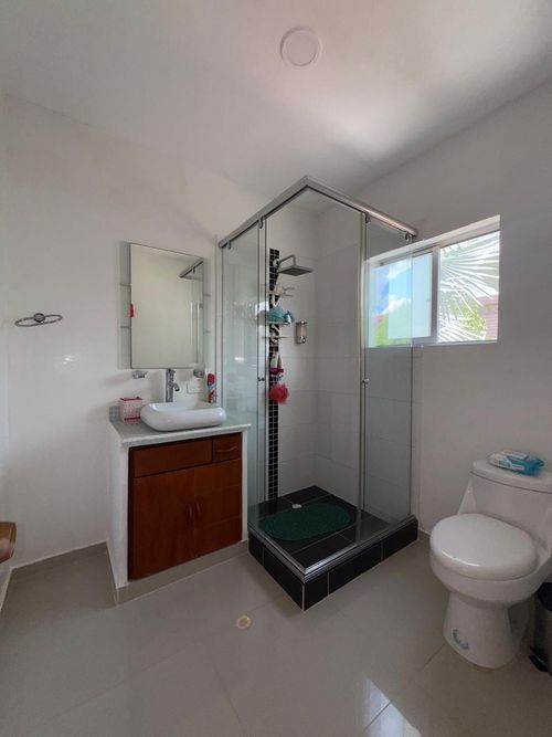 Casa de 5 alcobas en venta en Julio Campos Gonzalez, Girardot, 218 m² · foto 11 de 24