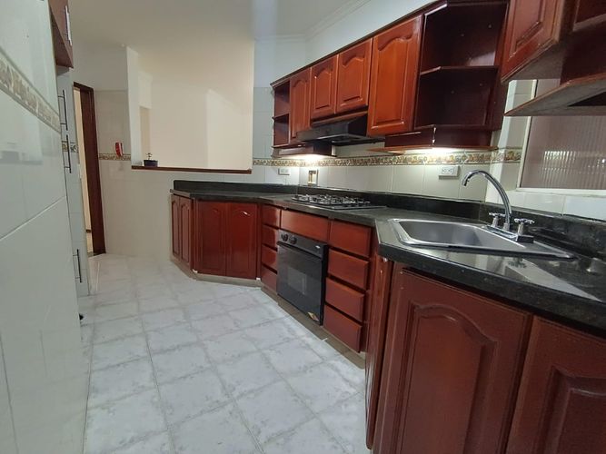 Apartamento de 3 alcobas en arriendo en Laureles, Medellín, 130 m² · foto 2 de 18
