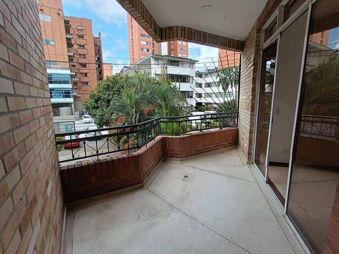 Apartamento de 3 alcobas en arriendo en Laureles, Medellín, 130 m² · foto 9 de 18