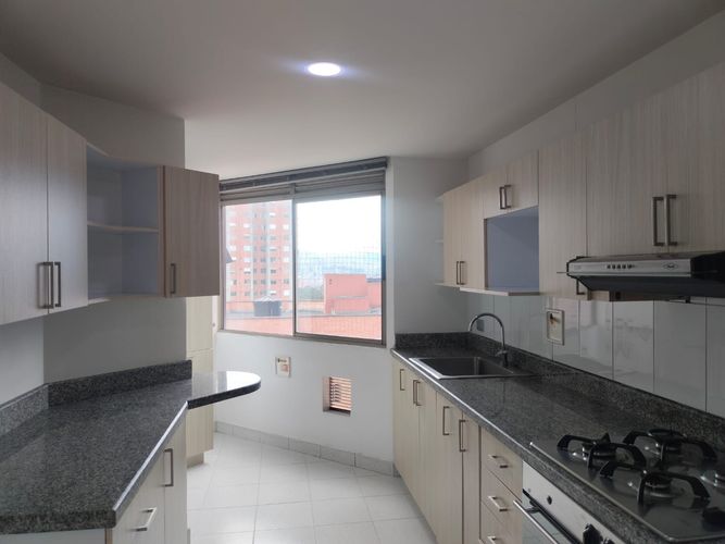 Apartamento de 3 alcobas en arriendo en El Poblado, Medellín, 160 m² · foto 5 de 18