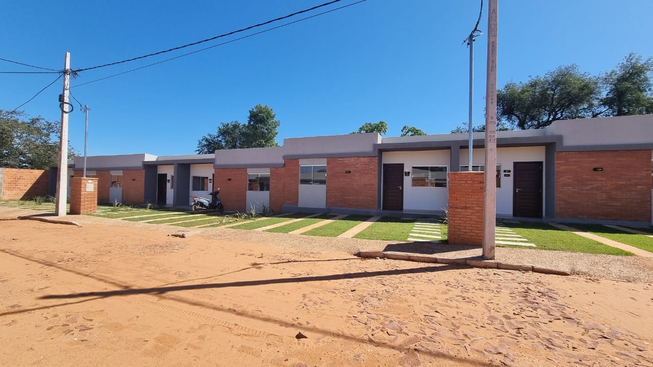 ALQUILER CASA EN AREGUA — foto 2