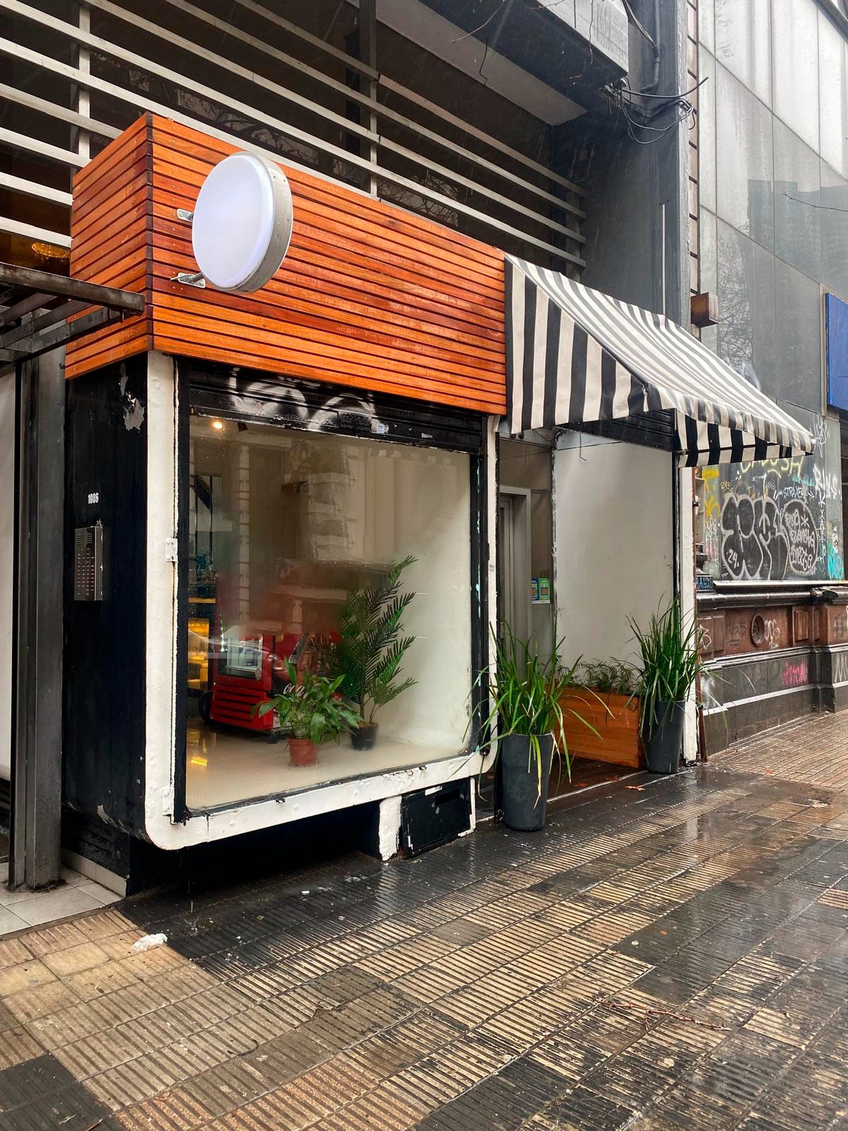 Alquiler Local Comercial sobre Calle Colonia, 130m2 en Tres niveles y Dos Baños