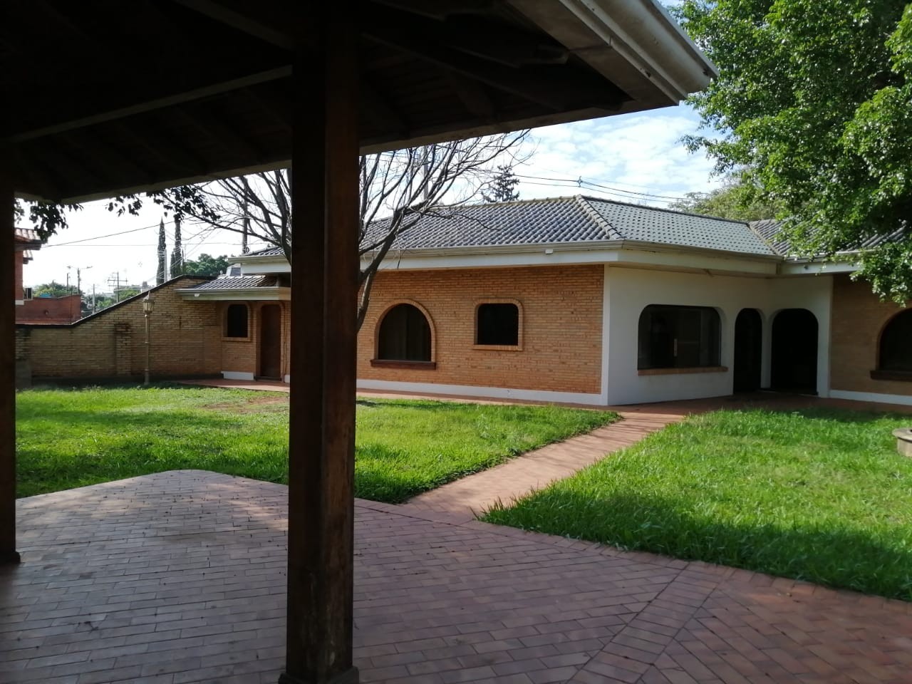 FERNANDO DE LA MORA AMPLIA CASA PARA OFICINA, A TRES CUADRAS DE LA AVDA. MCAL. LOPEZ. — foto 3