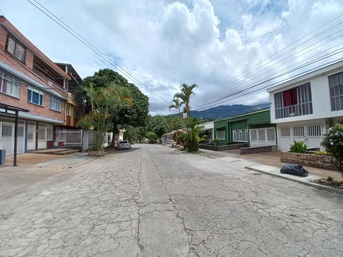 Casa de 14 alcobas en venta en Castellana, Ibagué, 292 m² · foto 2 de 12