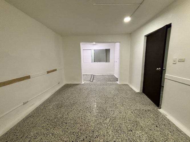 Casa de 14 alcobas en arriendo en Boston, Medellín, 250 m² · foto 8 de 13